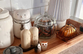 Using Decorative Trays for Easy, Pretty Fall Vigne...