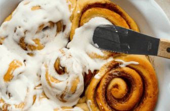 Cinnamon Roll Icing Recipe – Buttery, Quick, and...