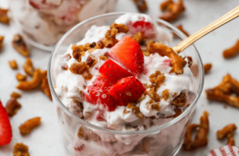 Strawberry Crack Pretzel Salad Recipe (Easy Versio...