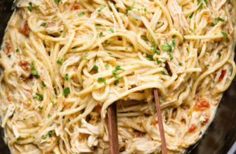 Crockpot Chicken Spaghetti (Easy Creamy Slow Cooke...